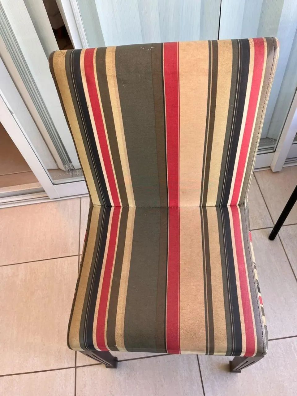 4 Cadeiras Estofadas de Madeira - 2 Pares com Estampas Exclusivas - Foto 2