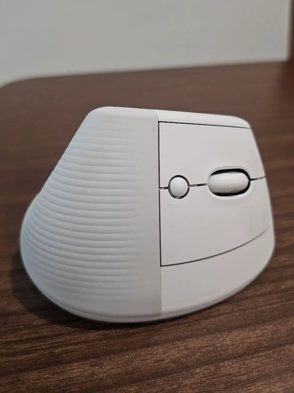 Mouse Ergonômico Vertical Logitech Lift Branco Sem Fio (Destro) - Foto 2