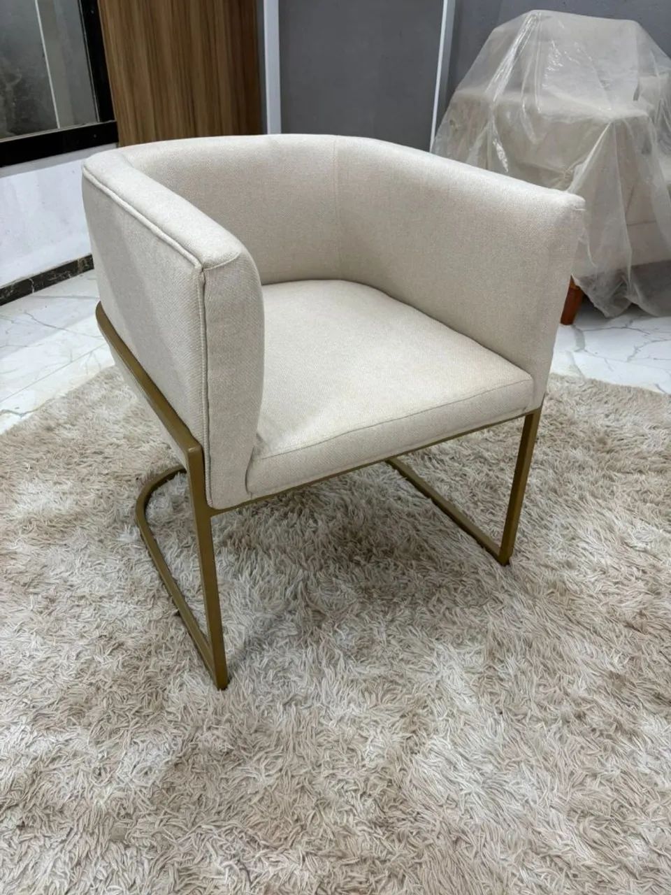 Cadeira poltrona estofado tecido linho - Foto 5
