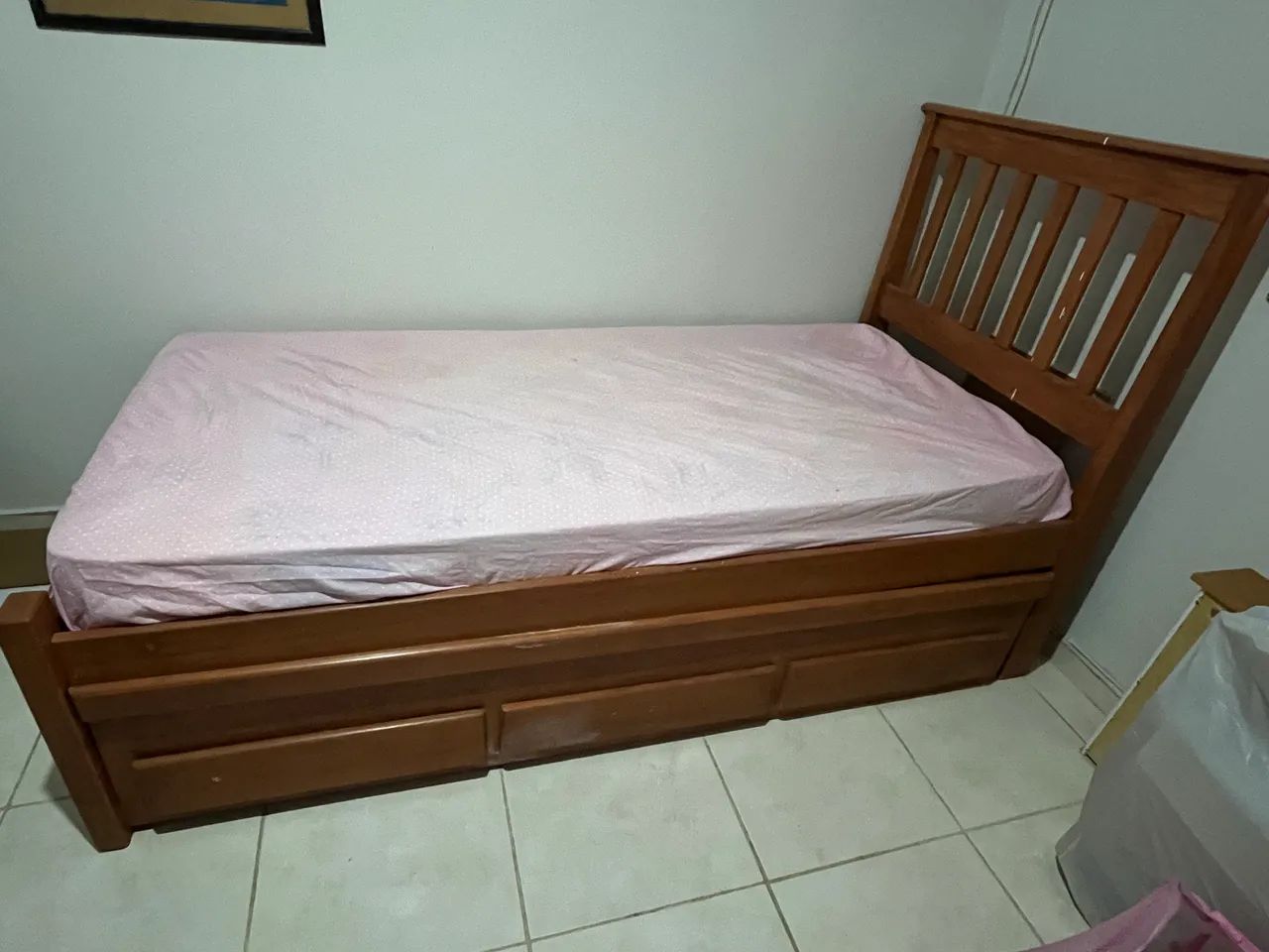Cama solteiro com auxiliar e gavetas 
