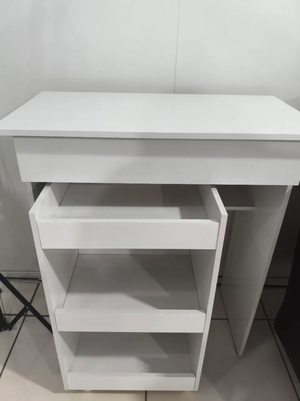 Vendo mesa de manicure, com carrinho auxiliar 