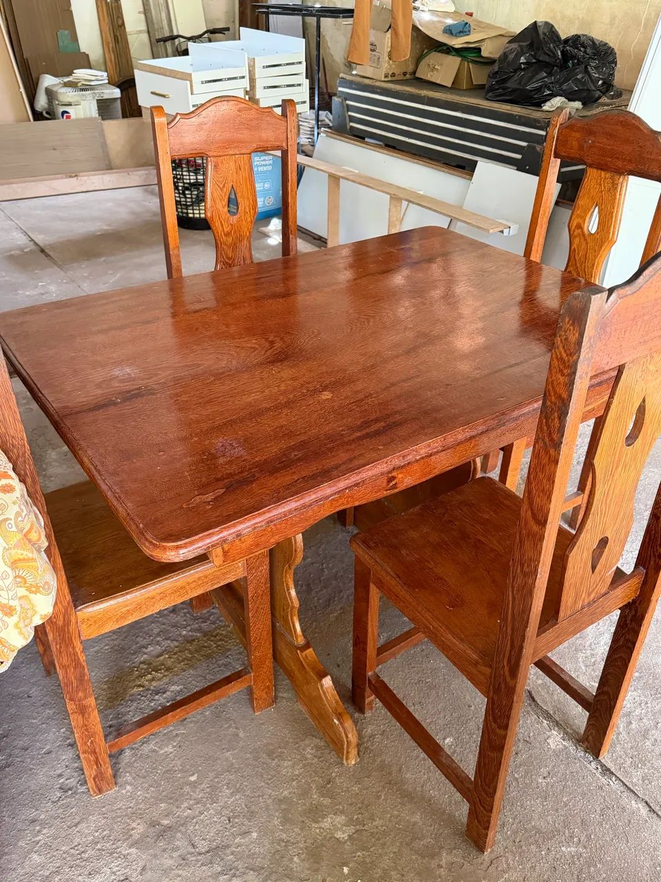 Mesa de madeira com 4 cadeiras - Foto 2
