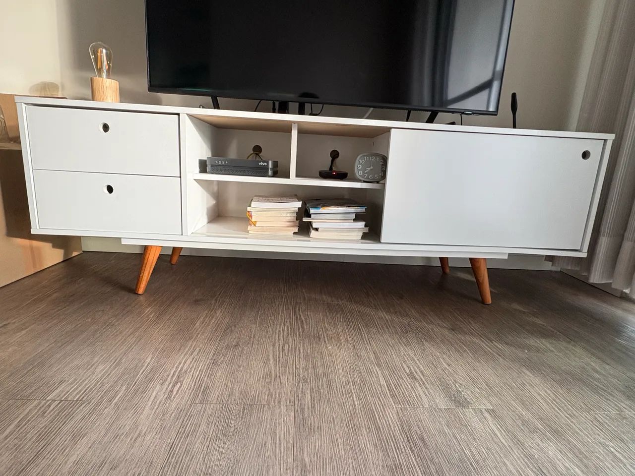 Rack para TV Mobly Branco Retrô com Gavetas e Nichos
