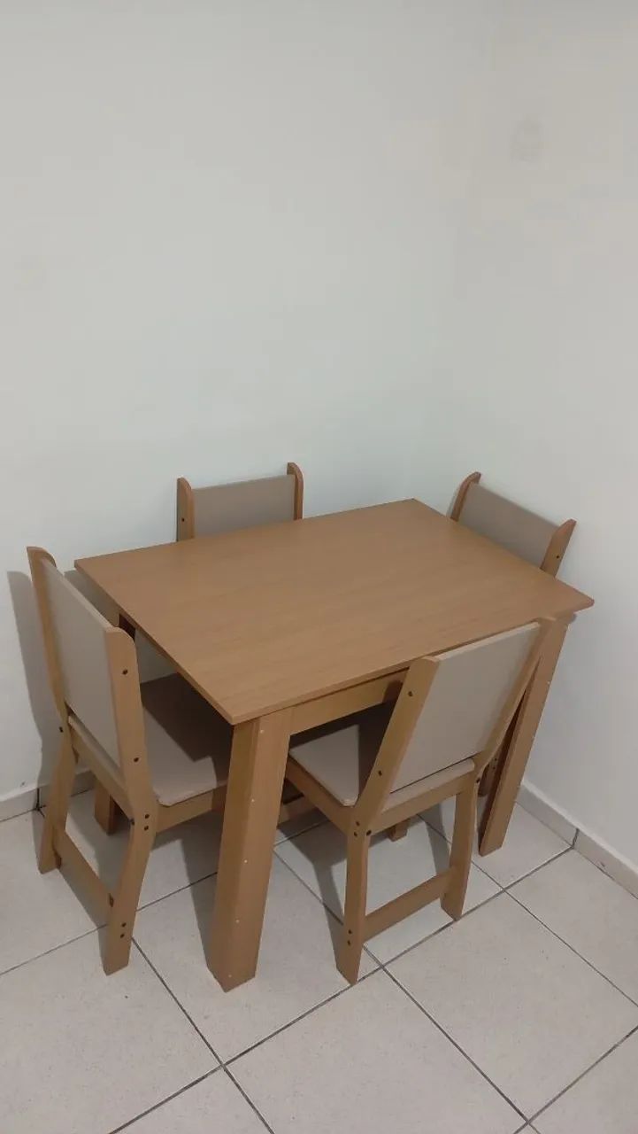 Mesa com 4 cadeiras 