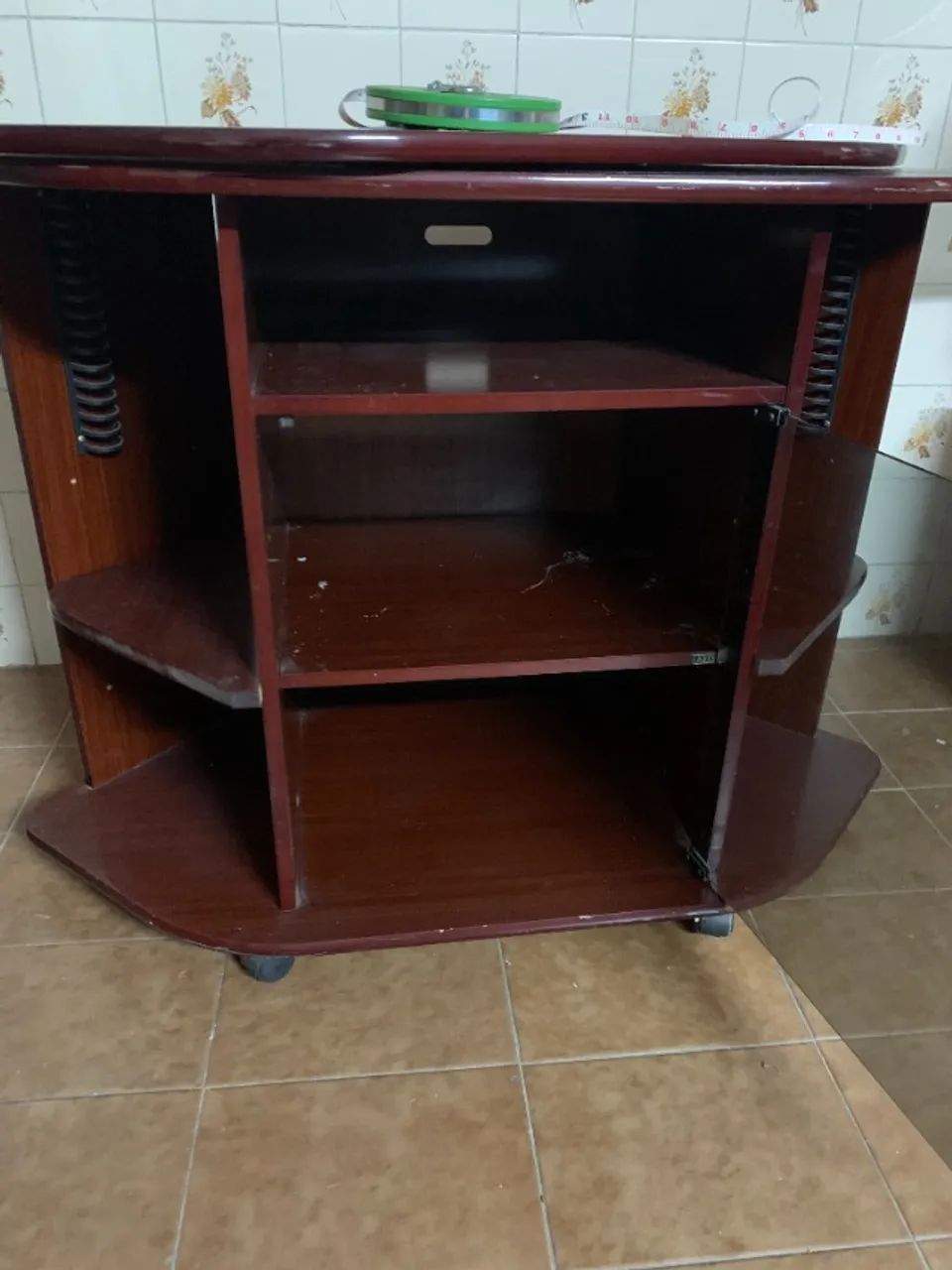 Rack para TV com mesa giratória e rodinhas - Foto 5