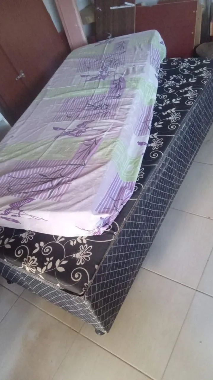 Cama de solteiro com o colchão 