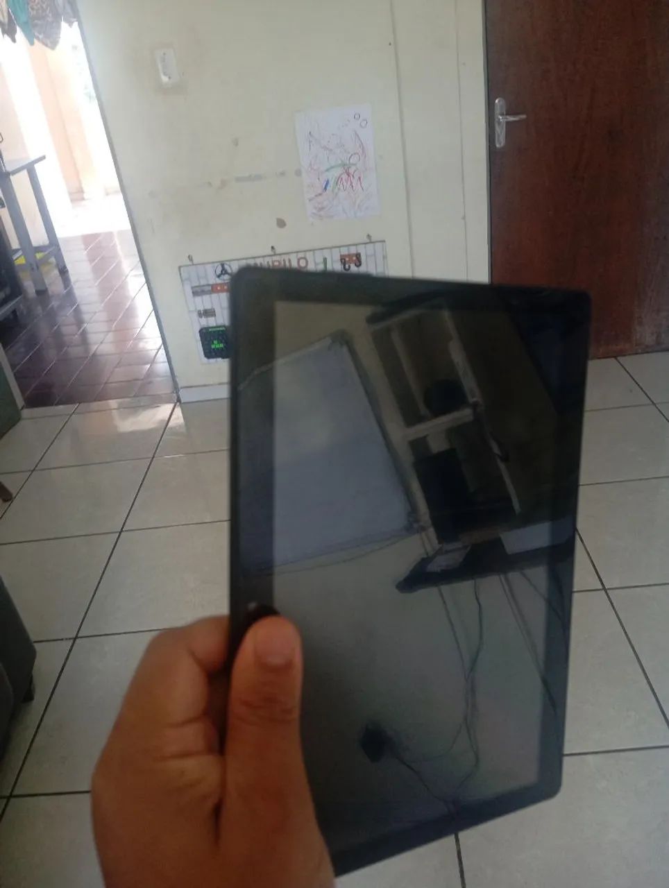 Tablet com defeito e tela quebrada (lixo eletrônico)