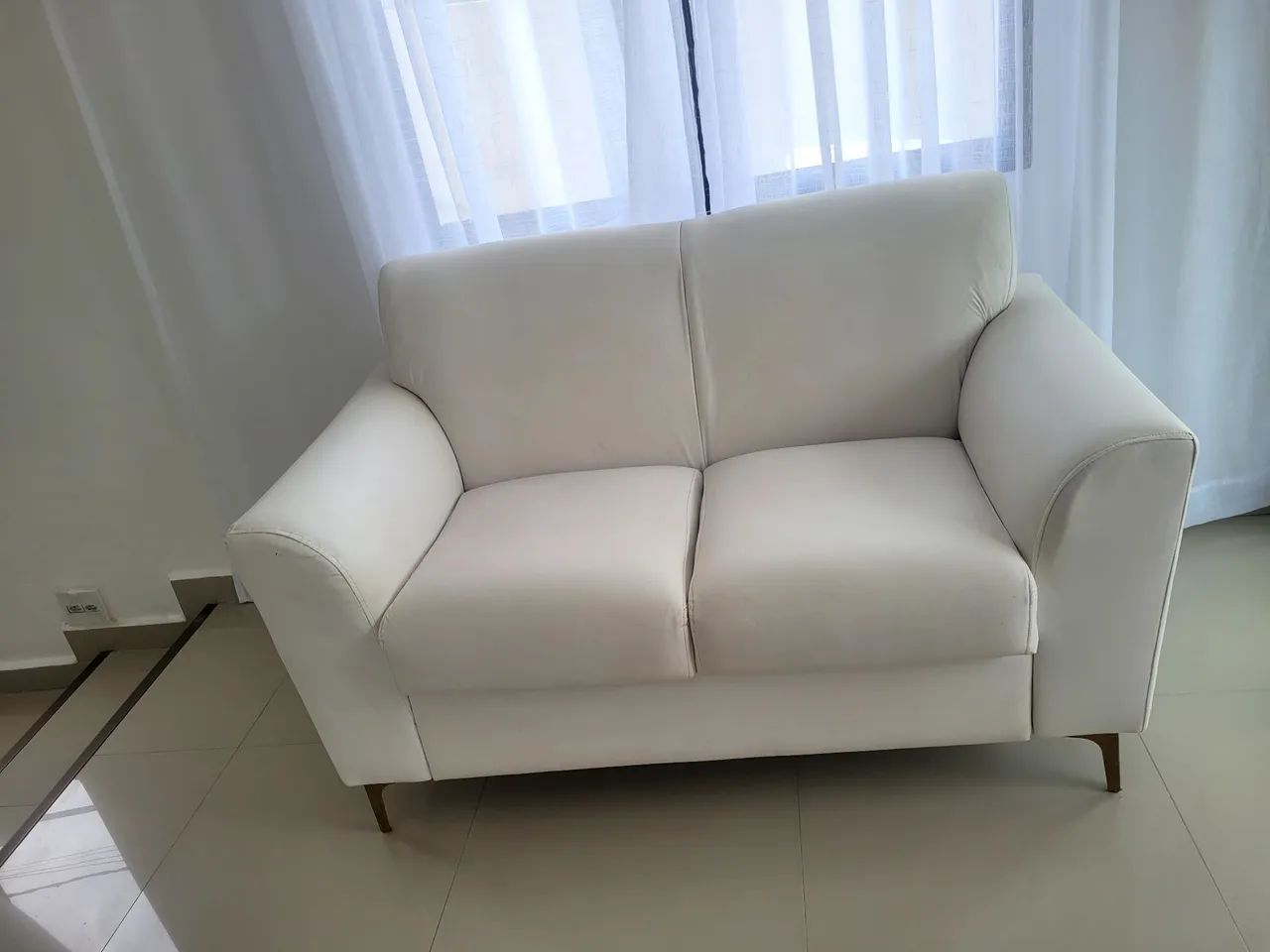 Sofa e poltrona corino brancas - Foto 2