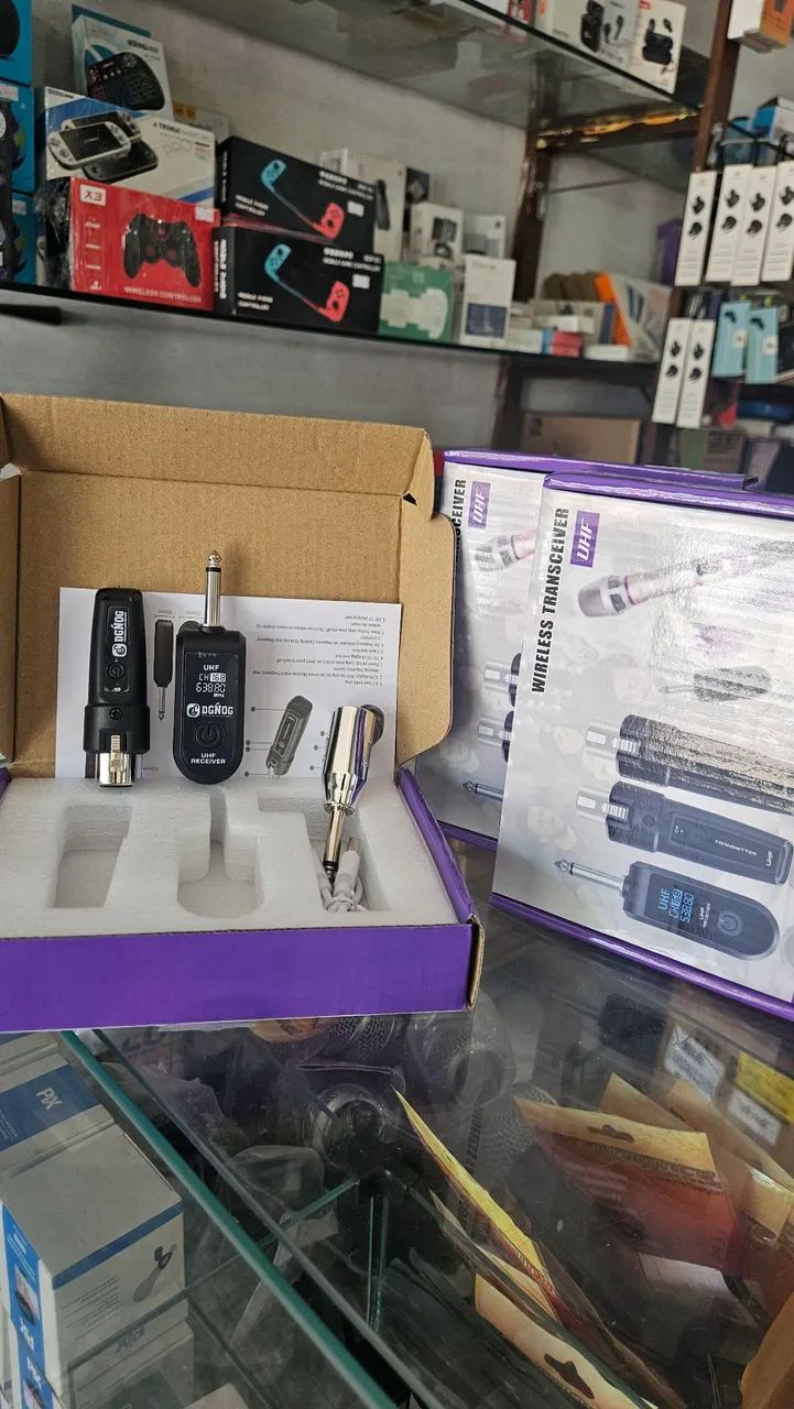 Kit um transmissor e um receptor sem fio para microfones UHF 