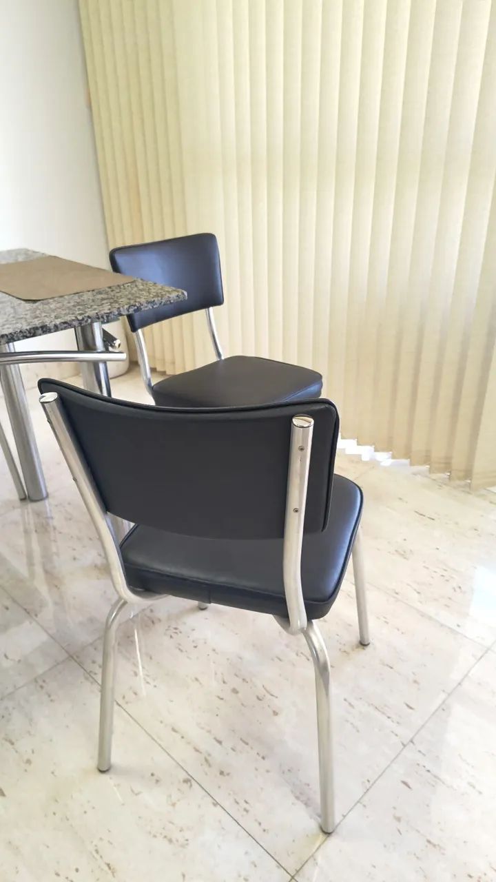 Conjunto de seis cadeiras em aço inox e couro - Foto 4