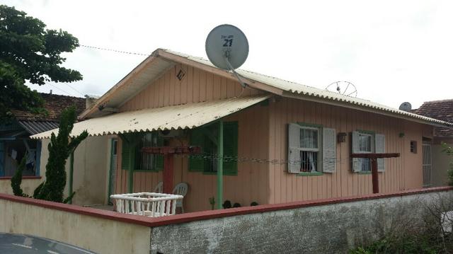 Casa de Madeira com 2 quartos na praia do Gravata - Navegantes SC - Foto 3