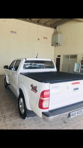 Hilux SRV 2012 com controle de tração, bancos elétricos e roda 17 original - Foto 2