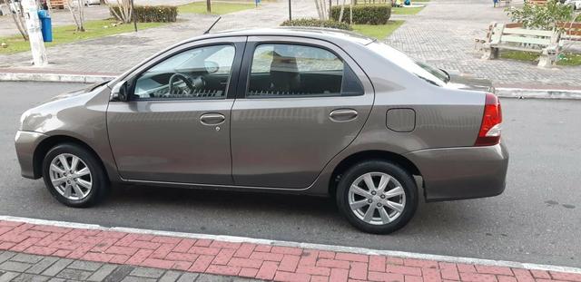 Toyota Etios X Plus 1.5 sedan - Foto 2