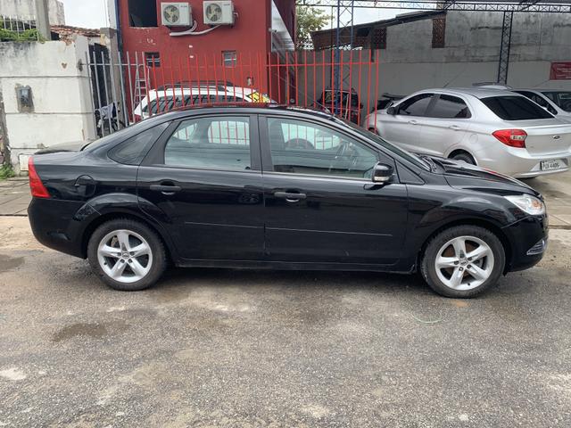Focus GLX sedam 1.6 completo 4 pneus novos - Foto 13