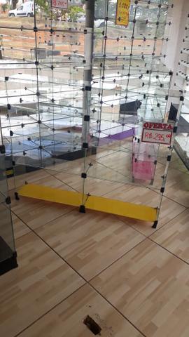 Expositor, vitrine, prateleira ou balcão de vidro com pezinho