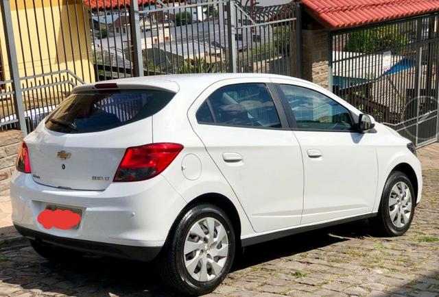 Ônix 2013 carro top . completo menos ar . 17.000 assume financiamento aceito moto - Foto 2