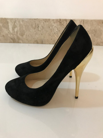 salto alto preto com dourado
