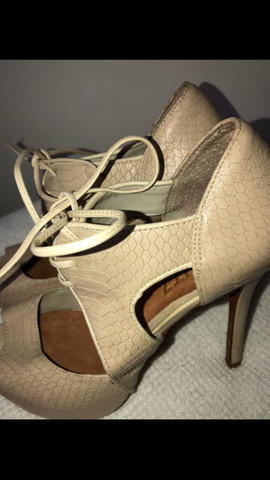 Sandal boot couro salto fino amarração Schutz tamanho 34 - Foto 3