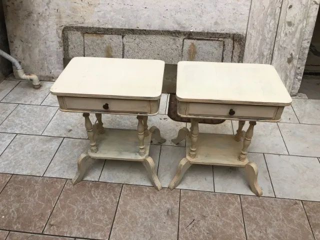 Par De Mesas De Cabeceira Em Imbuia Estilo Inglês - Foto 2