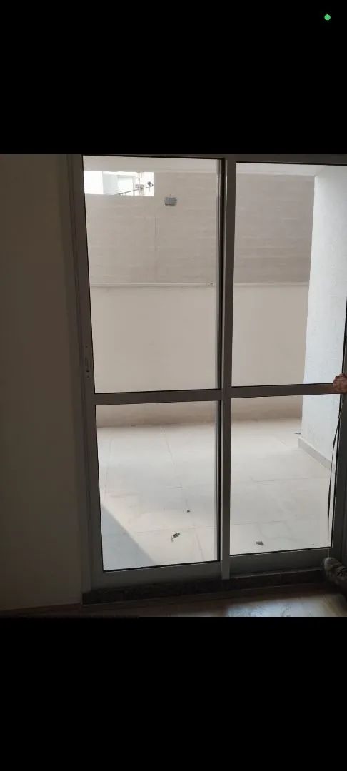 Porta branca de alumínio, duas folhas, foi retirada assim que comprei o apto.