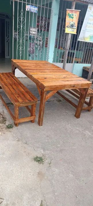 Mesa de madeira rústica com bancos - Foto 2