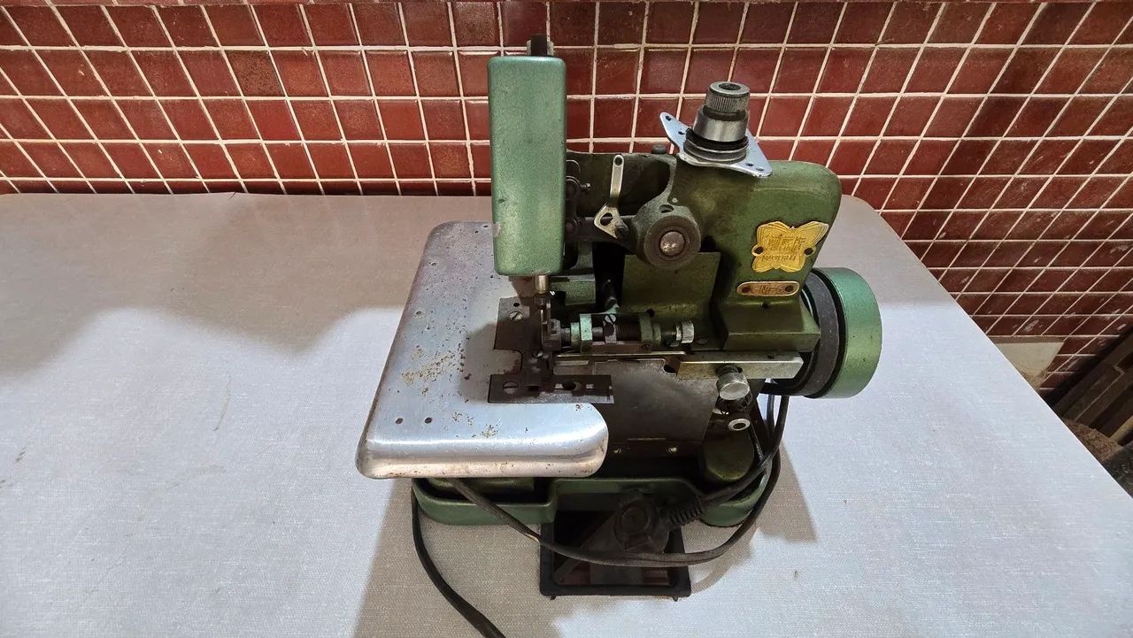 Maquina de overlock - Foto 2