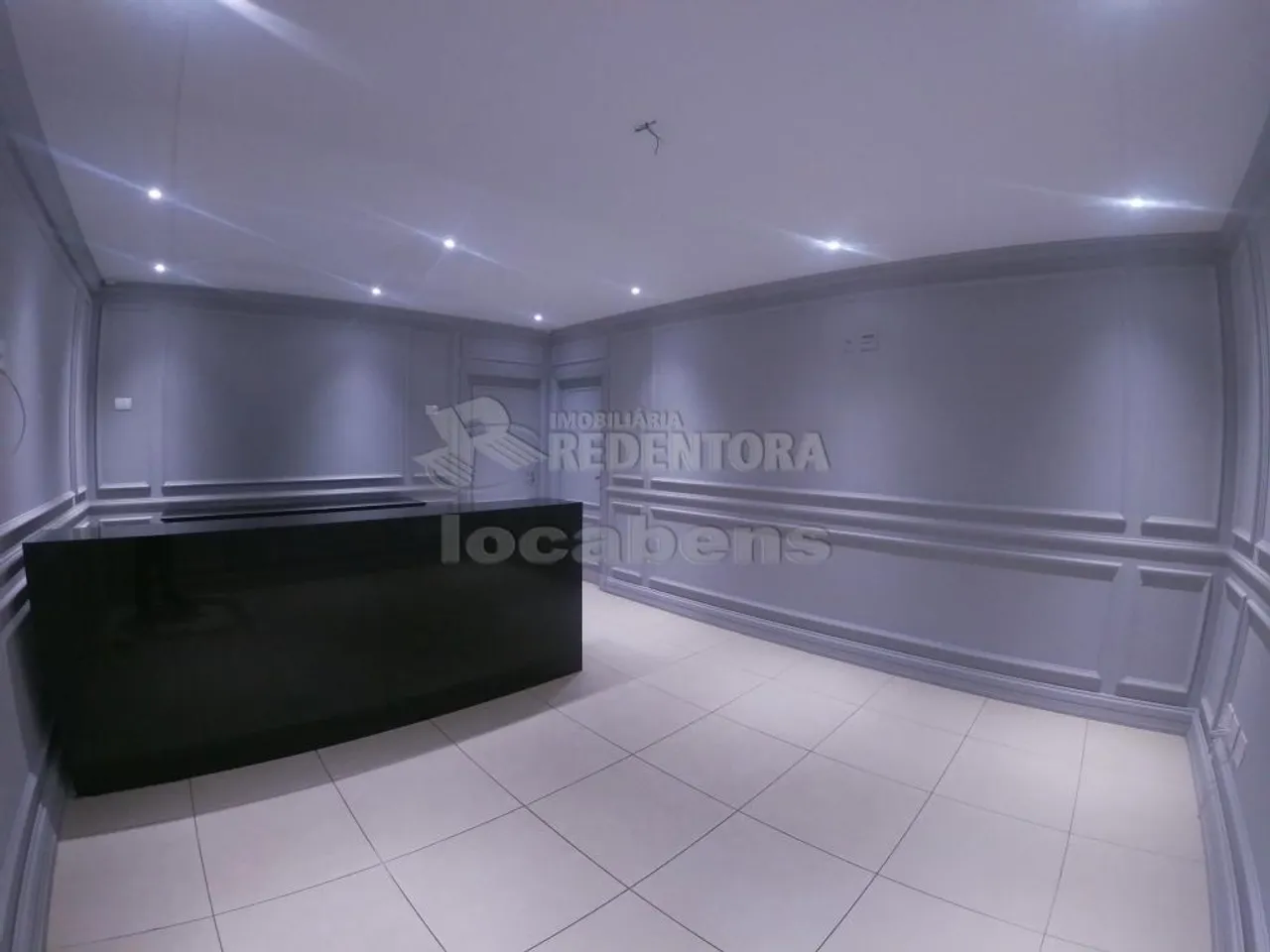 Sala no Austa Medical Center ( Salas para médicos), trata-se de uma sala dupla, tendo: 2 w