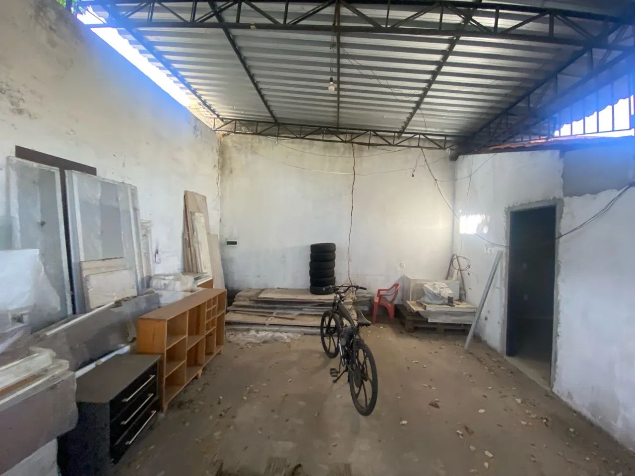 ALUGA-SE Galpão 100m2 com escritório