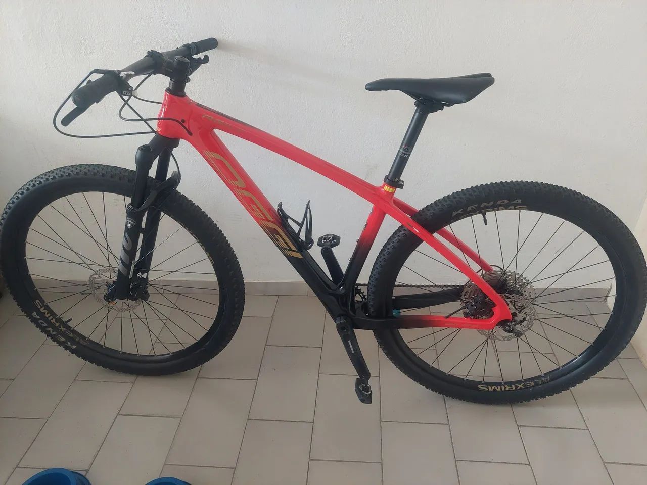 Bicicleta de montanha em carbono