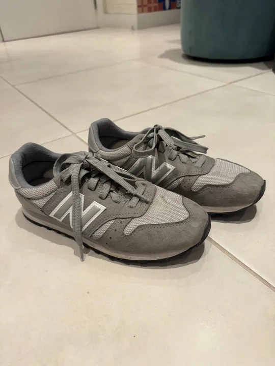 Belíssimo tênis New Balance modelo 373