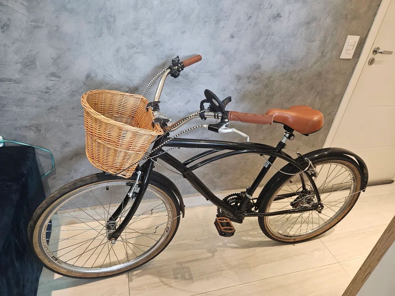 Bicicleta Retrô com cesta de vime