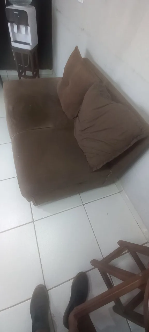Sofá marrom com almofadas