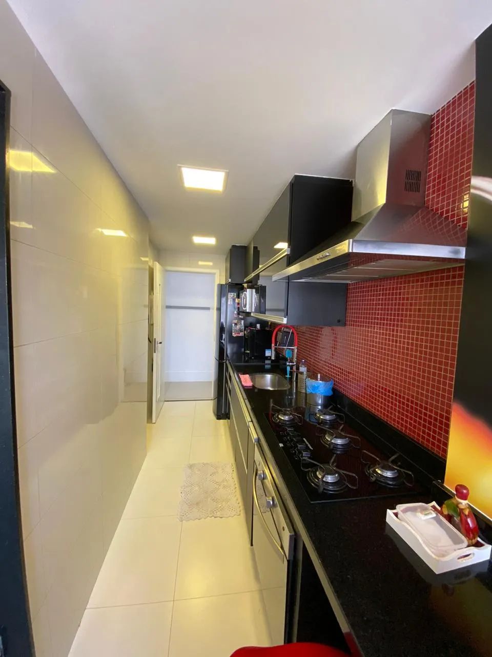 Espetacular cobertura de três quartos, sendo duas suítes, toda reformada, decorada, fino a - Foto 4