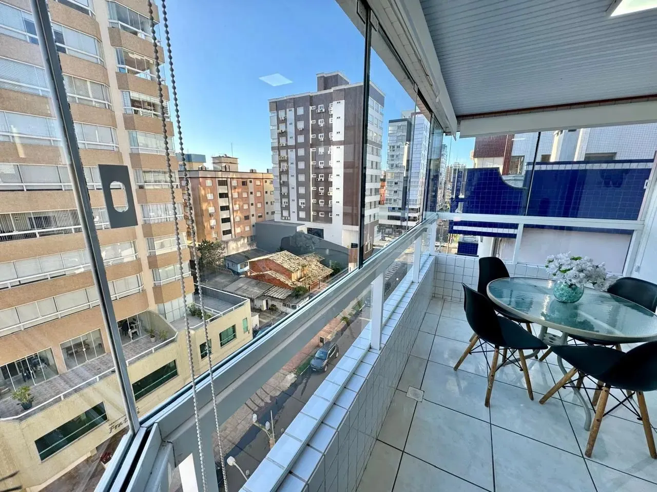 Raridade em Capão Da Canoa, apartamento 01 suíte e sacada de frente no Centro - Capão da