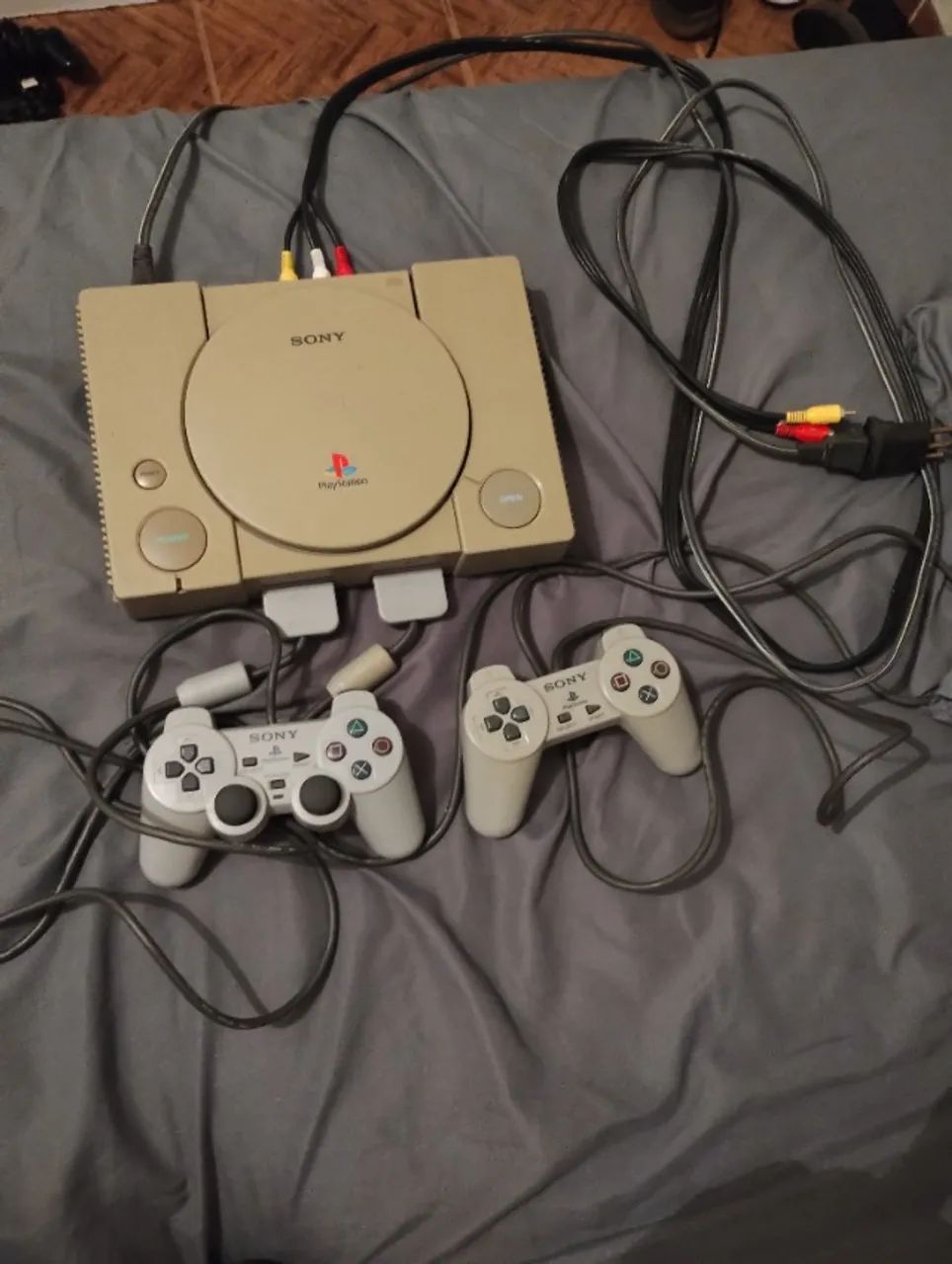 Vendo PlayStation 1 original funcionando perfeitamente 