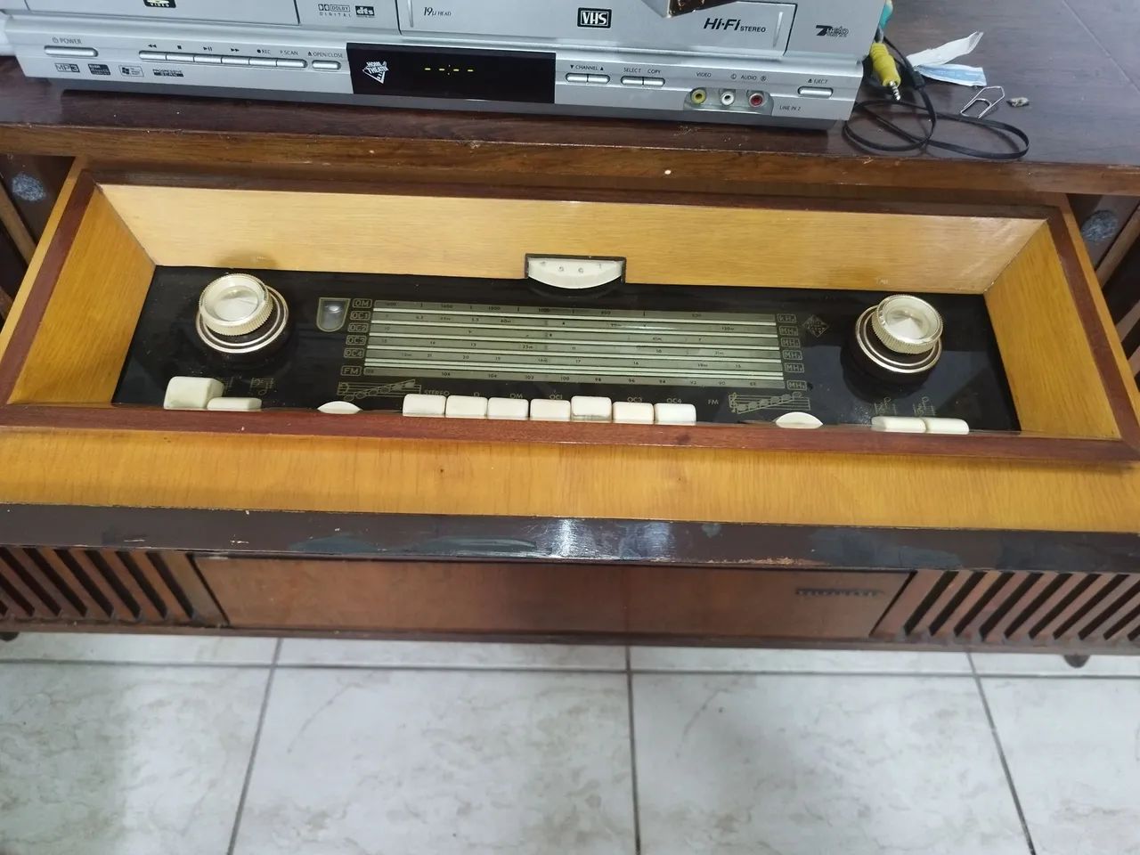 Rádio  vitrola Antigo de Movel - Foto 6