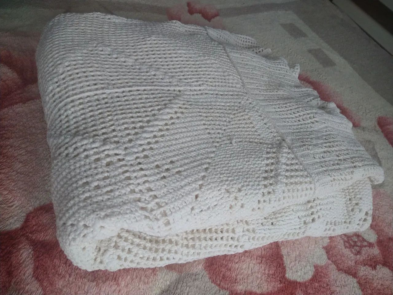 Cobertor de crochê branco artesanal