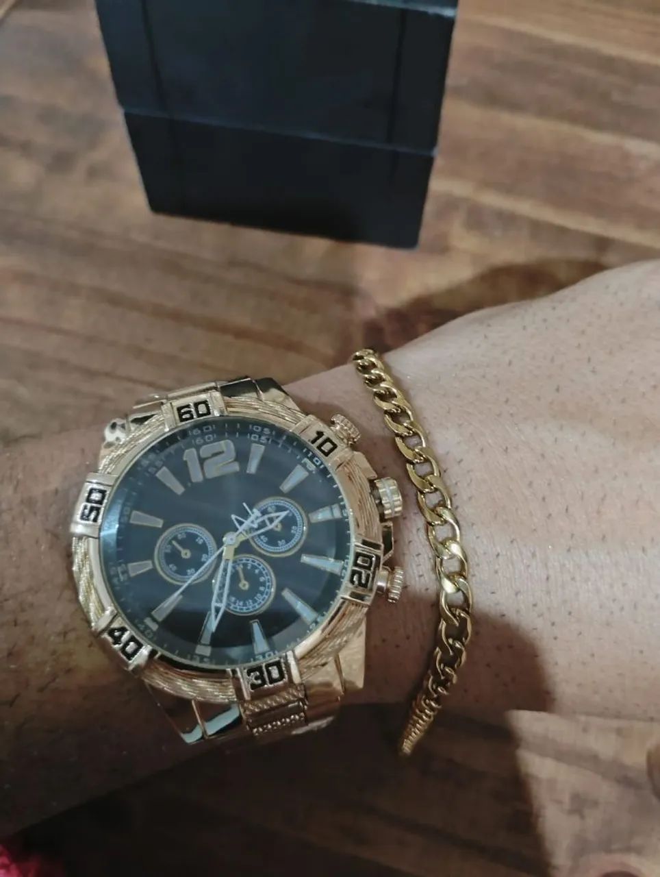 RELÓGIO DOURADO NOVO NA CAIXA LEVA GRÁTIS UMA PULSEIRA DOURADA. - Foto 2