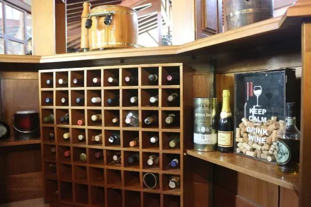 Bar de madeira rustica elegante e Bancos - Foto 2
