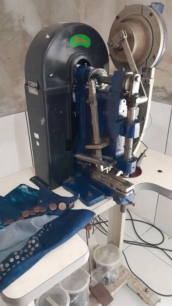 Máquina de pregar botões e rebites, semi-automática. Não coloca ilhós  - Foto 2