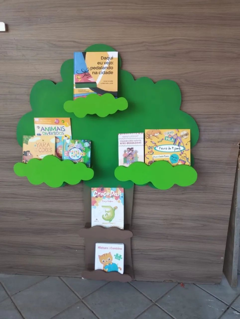 Biblioteca infantil em formato de árvore