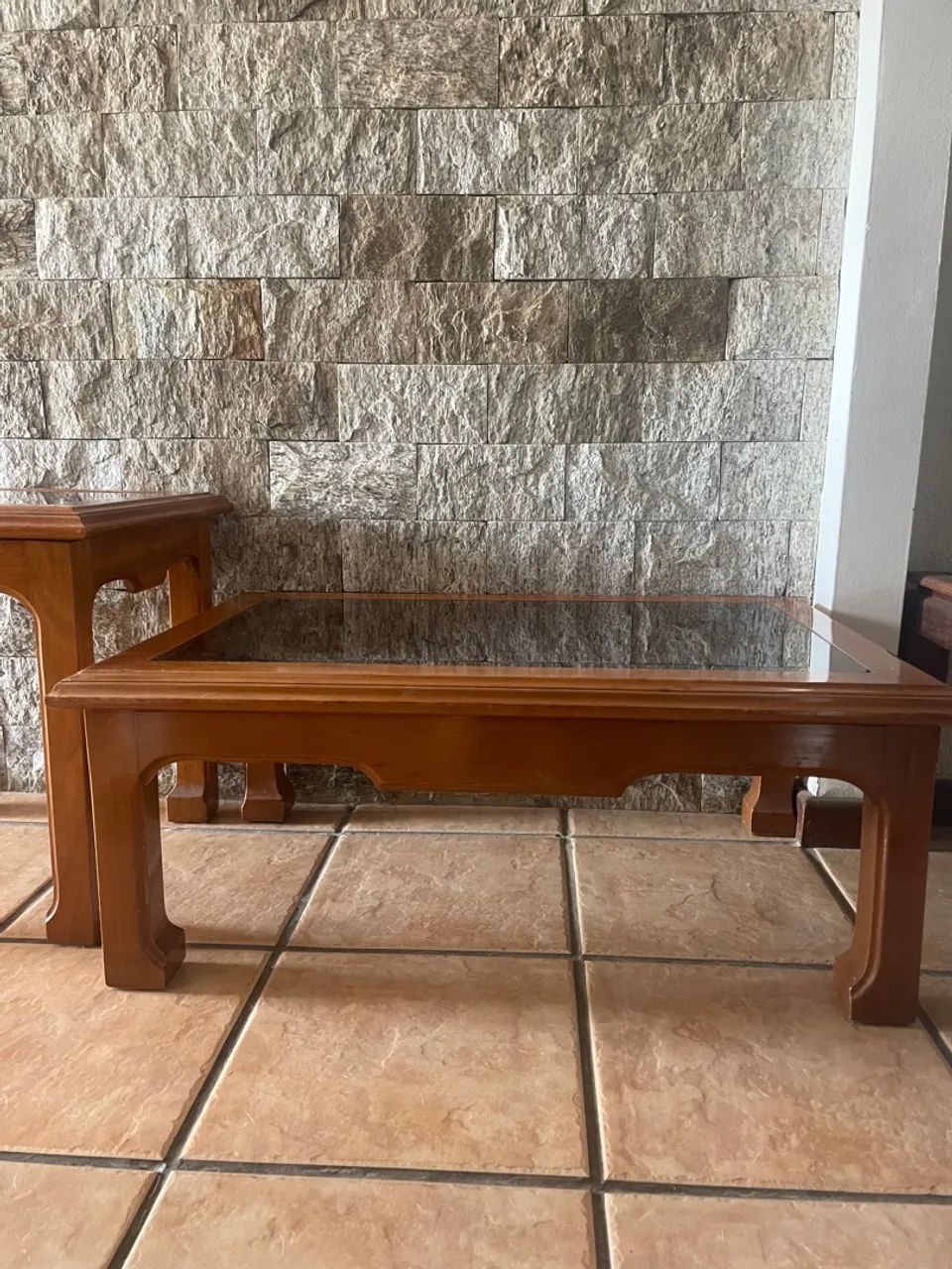 2 Mesas de Centro de Mogno, com detalhes, com Vidro