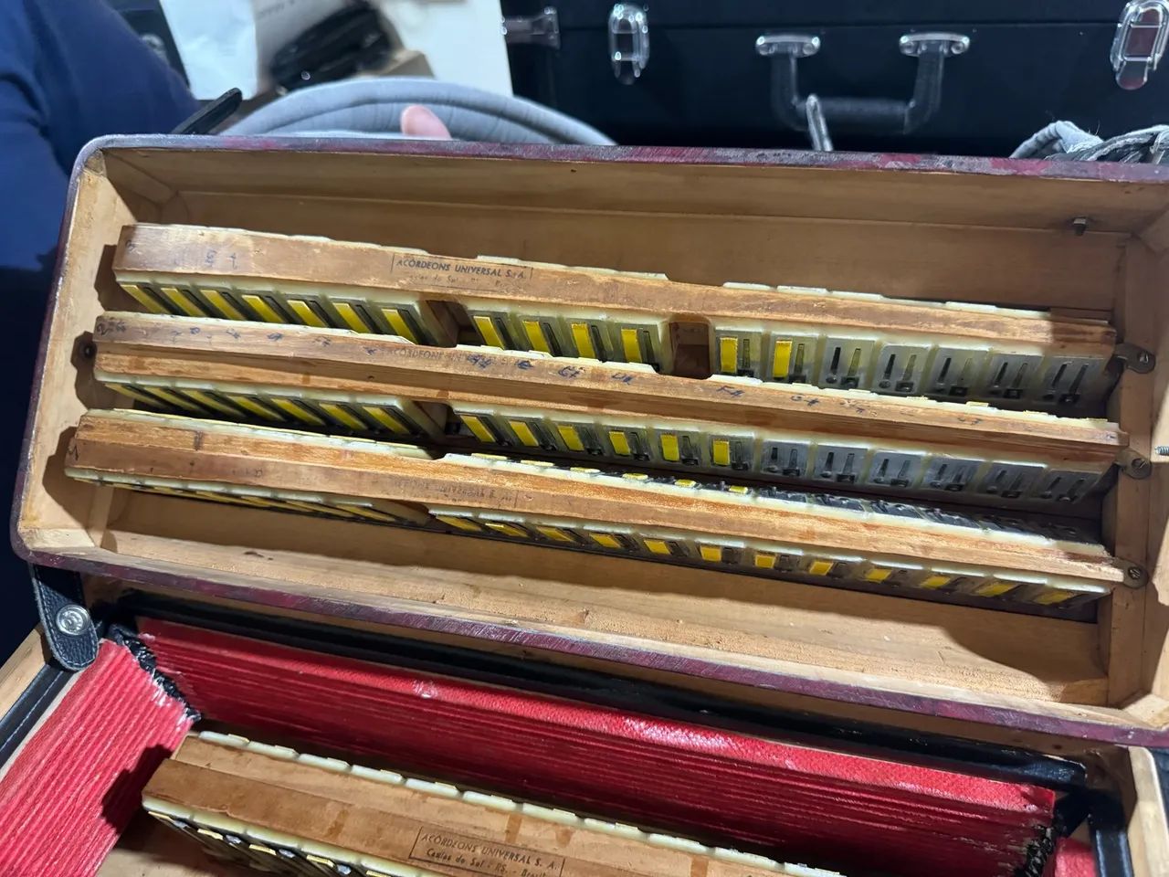 Acordeon Universal 80 baixos  - Foto 2