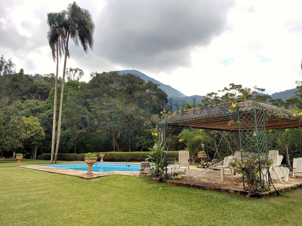 Casa linear com amplo gramado - Foto 2