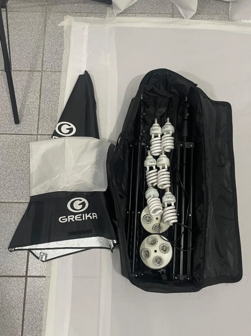 Kit de Luz: 2 Softbox Quadruplo Greika + 2 Tripés + 6 Lâmpadas + Bolsa de Transporte