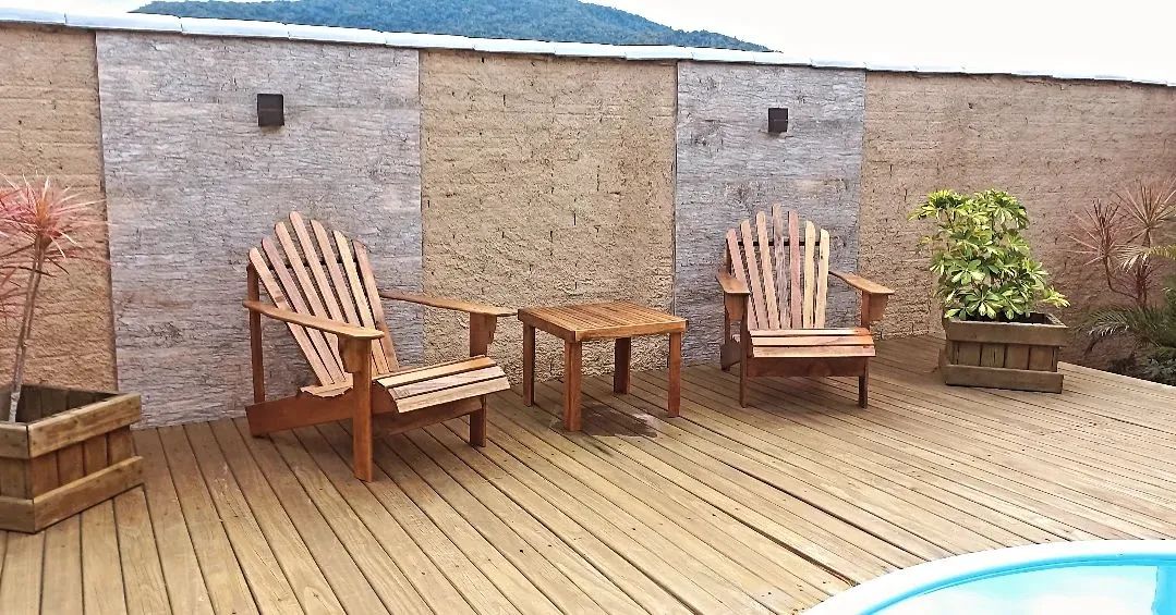 Cadeiras e mesinha de Madeira para Área Externa