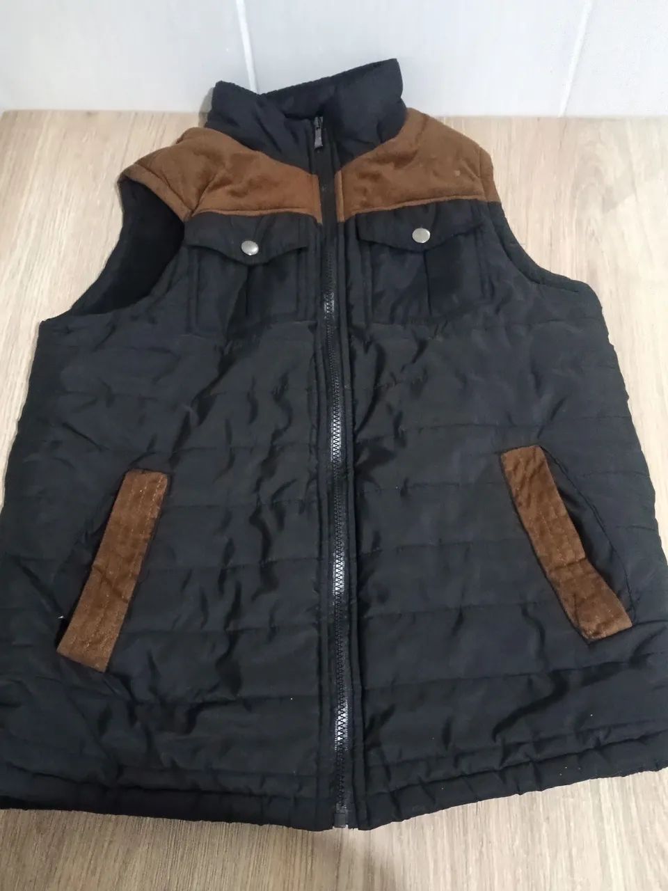 Colete Masculino Acolchoado com Detalhes em Marrom