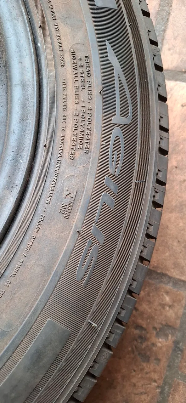 Pneus 195/75/16C Michelin