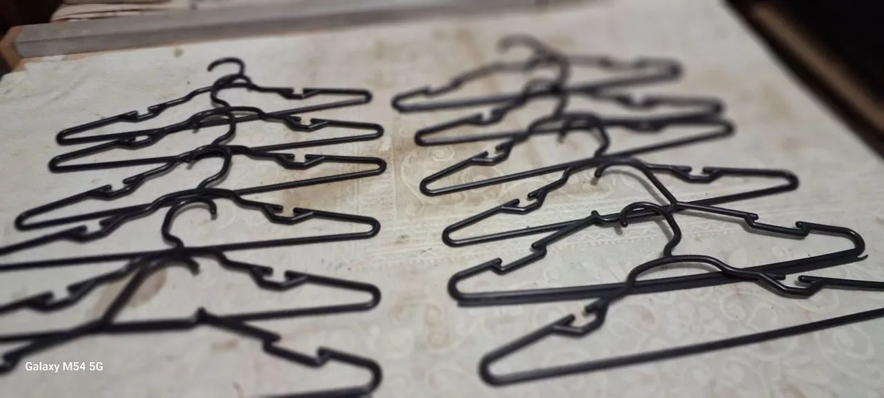 Cabides de plástico para roupas - Pacote com 12 peças