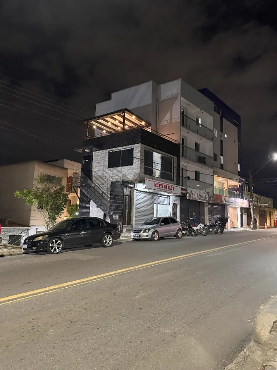 Ponto comercial no primeiro andar, em rua comercial. 